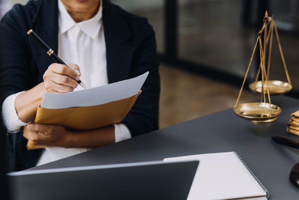 Muitos escritórios, por mais competentes que sejam tecnicamente, enfrentam dificuldades devido à falta de planejamento e organização nas finanças. Por isso, a gestão financeira para escritório de advocacia é um fator determinante para a longevidade e a eficiência de qualquer sociedade de advogados. A capacidade de saber como estruturar um controle financeiro sólido, identificar gargalos operacionais e tomar decisões com base em dados confiáveis é essencial. Portanto, este artigo mostra os principais pontos da gestão financeira aplicada ao universo jurídico, abordando desafios, vantagens do BPO financeiro e boas práticas para manter o escritório financeiramente saudável. O que é a gestão financeira para escritórios de advocacia? A gestão financeira para escritórios de advocacia vai muito além do simples controle de caixa, pois envolve o planejamento estratégico dos recursos, organização de receitas e despesas, previsão orçamentária, análise de indicadores e uso de tecnologias que auxiliam a gestão. Com efeito, esse tipo de gestão considera particularidades do setor jurídico, como a sazonalidade dos honorários, contratos de éxito e prazos de recebimento mais longos. Dessa forma, escritórios que organizam seu financeiro conseguem crescer de forma consistente, reduzir desperdícios e evitar surpresas. Controle de honorários e previsão de receitas Um dos maiores desafios na gestão financeira para escritório de advocacia é manter previsibilidade nas receitas. Isso ocorre porque muitos pagamentos estão vinculados a resultados judiciais, que podem demorar meses ou anos. Então, para mitigar esse problema, é recomendável: Criar um planejamento mensal de entradas previstas; Separar os contratos fixos dos variáveis (por êxito); Atualizar constantemente o fluxo de caixa; Monitorar os honorários por cliente e processo. Assim, o gestor consegue antever dificuldades e se preparar financeiramente para manter a estrutura do escritório ativa. Organização de despesas e classificação de custos Outro ponto fundamental é organizar todas as despesas do escritório por tipo e por centro de custo. É importante distinguir entre custos fixos (por exemplo, aluguel, salários e energia) e variáveis (como deslocamentos e diligências). Classificar essas saídas com clareza permite ao gestor: Identificar onde está o maior consumo de recursos; Reduzir desperdícios com gastos desnecessários; Fazer projeções mais assertivas. Portanto, contar com planilhas ou softwares que categorizam automaticamente as despesas ajuda bastante no controle do orçamento. Fluxo de caixa para escritório de advocacia Manter o fluxo de caixa atualizado é, sem dúvida, um dos pilares da gestão financeira para escritório de advocacia. O fluxo de caixa mostra a entrada e a saída de dinheiro em um período específico e é essencial para manter a liquidez. Com um bom controle, o gestor: Sabe quando haverá sobra ou falta de recursos; Planeja melhor os investimentos e retiradas; Evita atrasos em pagamentos e multas. O ideal é manter um fluxo de caixa sempre atualizado, de forma semanal ou até mesmo diária, conforme o porte do escritório. Tecnologia aplicada à gestão financeira jurídica Atualmente, há diversas ferramentas que facilitam a gestão financeira para escritório de advocacia. Sistemas de gestão integrada (ERP jurídico), softwares financeiros e aplicativos de conciliação bancária otimizam as rotinas administrativas. Essas soluções automatizam tarefas como: Emissão de boletos e notas fiscais; Controle de contas a pagar e a receber; Geração de relatórios financeiros. Desse modo, o advogado pode focar no trabalho jurídico, enquanto o sistema cuida da parte operacional. Indicadores financeiros e tomada de decisão A tomada de decisão deve se basear em dados reais. Por isso, é importante acompanhar indicadores como: Lucratividade por cliente; Rentabilidade por tipo de causa; Custo por processo; Margem de lucro mensal. Com esses dados, o gestor pode, enfim, avaliar o desempenho do escritório e ajustar estratégias, evitando prejuízos e otimizando o faturamento. Planejamento tributário e regularidade fiscal Escritórios de advocacia precisam manter sua contabilidade e tributação em dia. Por isso, a escolha do regime tributário ideal (Simples Nacional ou Lucro Presumido) pode fazer diferença no resultado financeiro. Nesse sentido, um bom planejamento tributário: Reduz a carga fiscal; Evita multas e autuações; Garante conformidade com os órgãos reguladores. Por isso, contar com uma contabilidade especializada em escritórios de advocacia é uma vantagem estratégica. Distribuição de lucros e pró-labore Definir a distribuição de lucros entre os sócios é outro aspecto delicado da gestão financeira para escritório de advocacia. Isso deve ser feito com base nos resultados e nas responsabilidades de cada um. A definição de um pró-labore fixo ajuda a manter o fluxo de caixa equilibrado. Além disso, é importante formalizar essas decisões por meio de contrato social ou acordo de sócios. Boas práticas de gestão financeira jurídica Algumas boas práticas tornam a gestão financeira para escritório de advocacia mais eficiente: Separar contas pessoais das empresariais; Ter uma reserva financeira para emergências; Investir em educação financeira para os sócios; Realizar auditorias periódicas. Ademais, é fundamental promover uma cultura de gestão e controle dentro do escritório, envolvendo todos os colaboradores. Confira o blog Grupo Sultec Se você se interessa por temas como terceirização e automatização financeira, recomendamos a leitura dos artigos: Como é a automação de processos financeiros? É caro? Como fazer a gestão financeira do pequeno negócio? Como fazer automação de contas a pagar em pequena empresa? Esses materiais trazem informações complementares que podem aprofundar ainda mais sua compreensão sobre a gestão financeira. Transforme sua realidade financeira com o apoio certo A gestão financeira para escritório de advocacia é essencial para garantir sustentabilidade e crescimento no longo prazo. Sem um controle eficiente, o risco de endividamento e desequilíbrio orçamentário é alto, mesmo em escritórios com bom volume de processos. Nesse sentido, o Grupo Sultec oferece serviços personalizados para escritórios de advocacia, como contabilidade especializada, planejamento tributário e ferramentas de gestão financeira automatizada. Entre em contato com nossos especialistas e conheça soluções de BPO financeiro para o seu escritório.